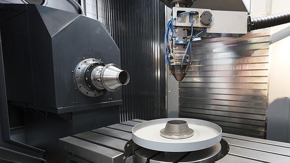 La impresora permite reparar piezas de coches o aviones.