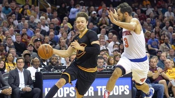 El jugador de los Cavaliers Matthew Dellavedova y Calderón, durante el partido del jueves. 