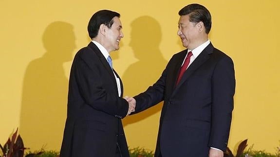 El presidente chino (derecha) aprieta la mano de su homólogo taiwanés. 