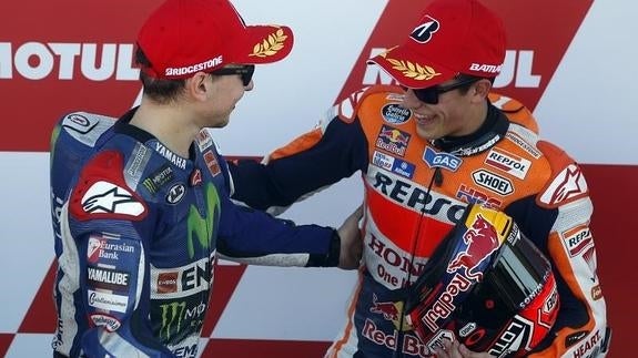 Lorenzo (i) saluda a Marc Márquez