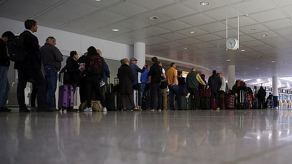 Cola de pasajeros afectados por la huelga. 