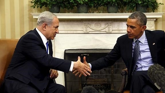 Netanyahu y Obama se saludan durante el encuentro en Washington.