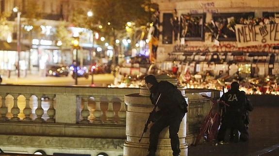 La Policía francesa toma posiciones en la Plaza de la República.