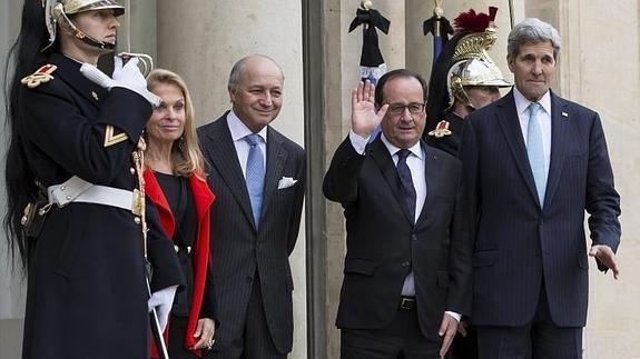 Hollande (2º dcha) recibe a Kerry (dcha) en el Palacio del Elíseo.