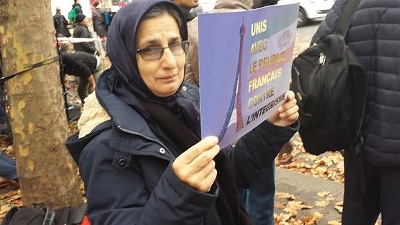 Una mujer, hoy, frente a Bataclan.