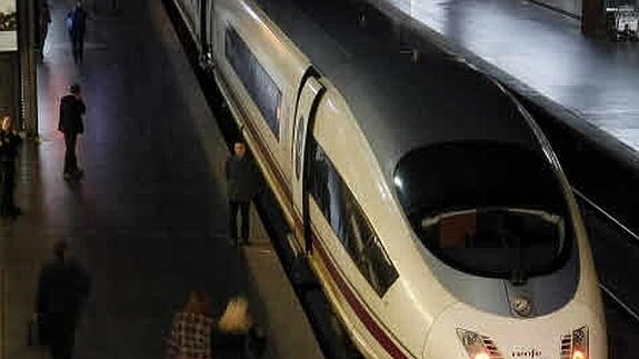 Pasajeros esperan para subir al AVE Madrid- Barcelona en la estación de Atocha (Madrid).