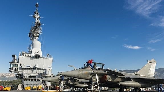 Cubierta del portaviones francés Charles de Gaulle mientras el navío abandona su base naval en Toulon (Francia).