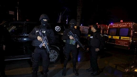 Agentes tunecinos en el lugar del atentado.