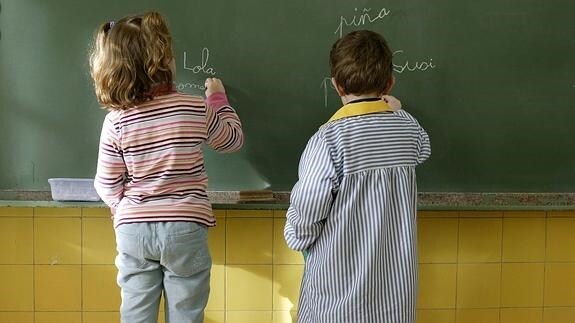 Dos niños, en una escuela de Oviedo.