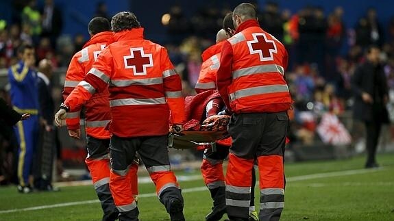 Retiran a Tiago en camilla tras su lesión. 