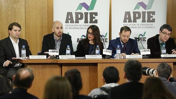Los representantes de PSOE, Podemos, IU-Unidad Popular, Ciudadanos y del Gobierno, durante el debate de la APIE.