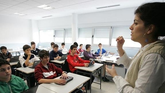 Una profesora y sus alumnos durante una clase.