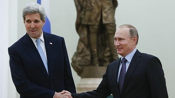 John Kerry y Vladímir Putin, durante su encuentro.