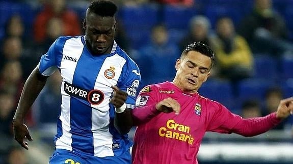 Felipe Caicedo (i), pelea un balón con Roque Mesa durante el partido. 