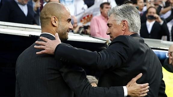 Ancelotti (d) saluda a Guardiola. 