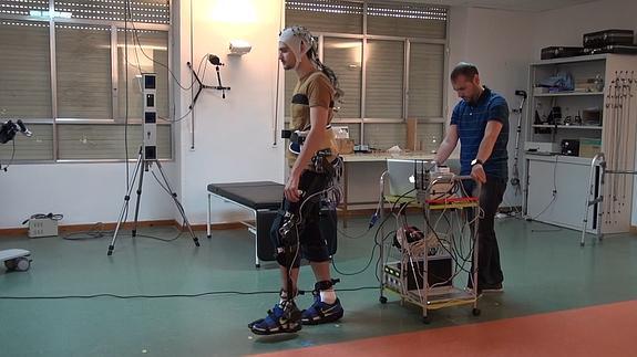 Las investigaciones buscan una mejor adaptación a los exoesqueletos.