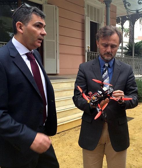 El consejero andaluz de Medio Ambiente, José Fiscal (d), y Francisco García de Microsensory.