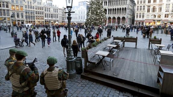 Soldados belgas vigilan la Grand Place de Bruselas. 