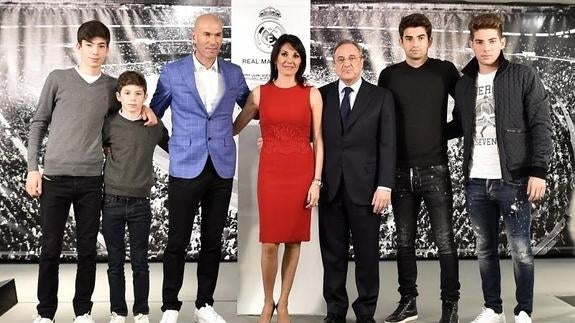 Zidane, con su mujer y sus hijos junto a Florentino.