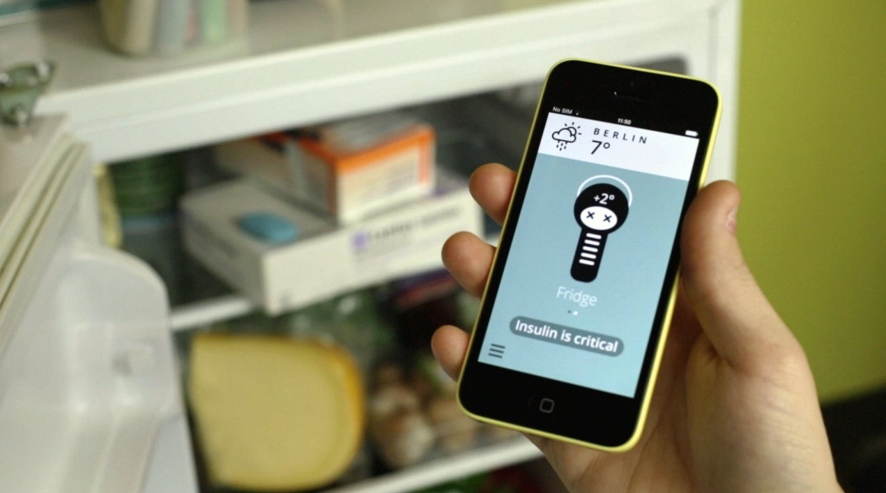 El dispositivo controla la temperatura del medicamento.