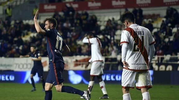 Saúl celebra su gol en Vallecas. 