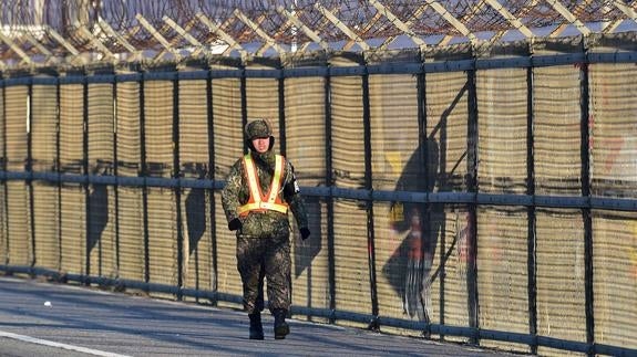 Un militar surcoreano camina cerca de la zona desmilitarizada entre los dos países. 