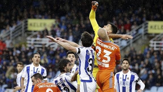 El valencianista Abdennour (d) pelea por un balón. 