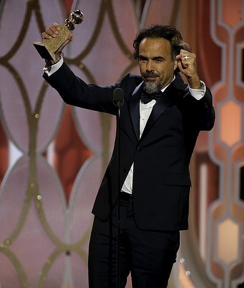 Alejandro González Iñárritu sube a recoger el galardón al mejor director.