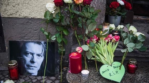 Altar improvisado en la antigua casa de Bowie en Berlín.