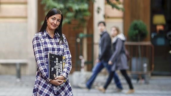 Sonia Fernández-Vidal, con un ejemplar de 'El universo en tus manos'.