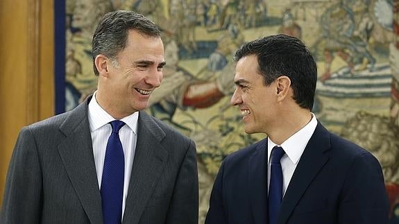 Felipe VI, con Pedro Sánchez.