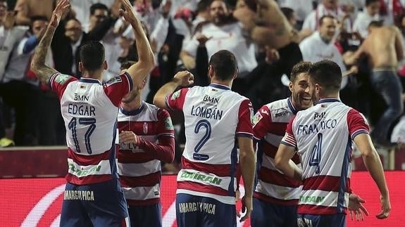 Los jugadores del Granada celebran uno de sus goles. 