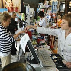 Jubilados en una farmacia de Vitoria. 