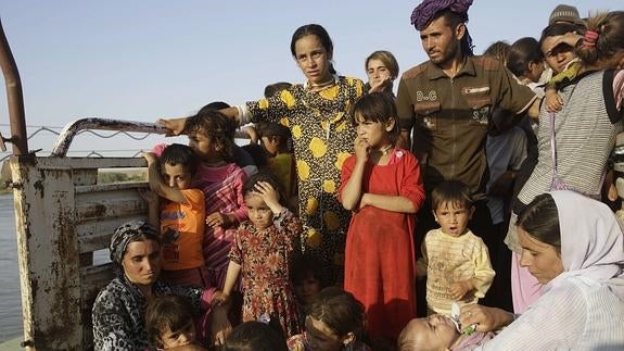 Desplazados de la minoría yazidí a bordo de una camioneta. 