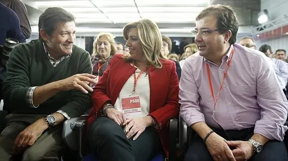 Susana Díaz, entre Javier Fernández (izq.) y Guillermo Fernández Vara. 