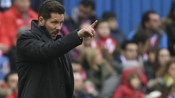 Simeone da órdenes durante el partido ante el Eibar. 