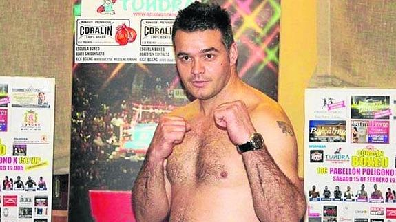 Roberto Larralde Urcera, en una foto familiar presentando una velada de boxeo. 