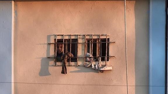 Un interno en una ventana del penal de Topo Chico.