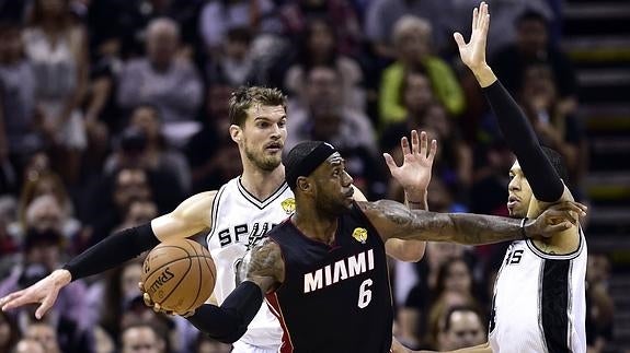 Splitter, durante un partido de los Spurs. 