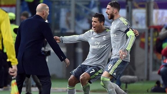 Ronaldo y Ramos celebran un gol con Zidane. 