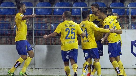 Los jugadores de la U.D. Las Palmas celebran el gol de Bigas.