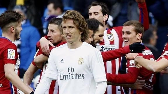 Luka Modric, durante el derbi. 