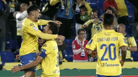 Tana Domínguez (i), celebra con David García su primer gol.