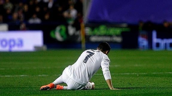 Cristiano Ronaldo se lamenta tras un golpe. 