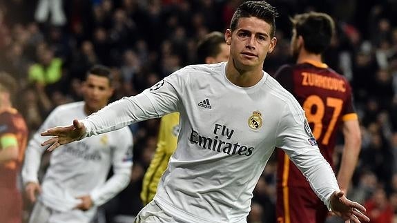 James Rodríguez celebra su gol a la Roma. 