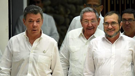 Juan Manuel Santos, Raúl Castro y Timoleón Jimenez, 'Timochenko', representante de las FARC, en La Habana.