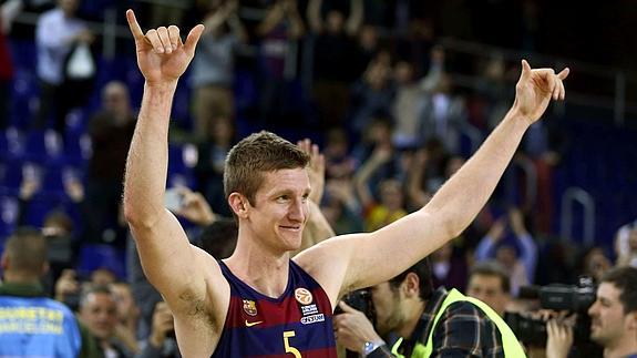 El ala-pivot estadounidense Justin Doellman celebra la victoria del Barça.