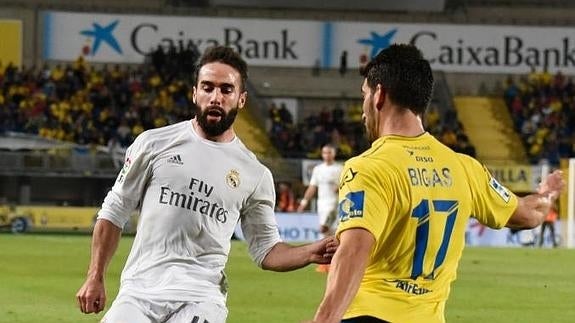 Dani Carvajal pugna con Bigas en Gran Canaria. 