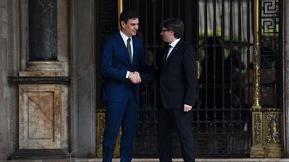 Sánchez y Puigdemont, a la llegada del líder socialista. 