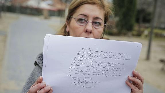 La madre de Diego muestra la carta que dejó el niño antes de suicidarse.